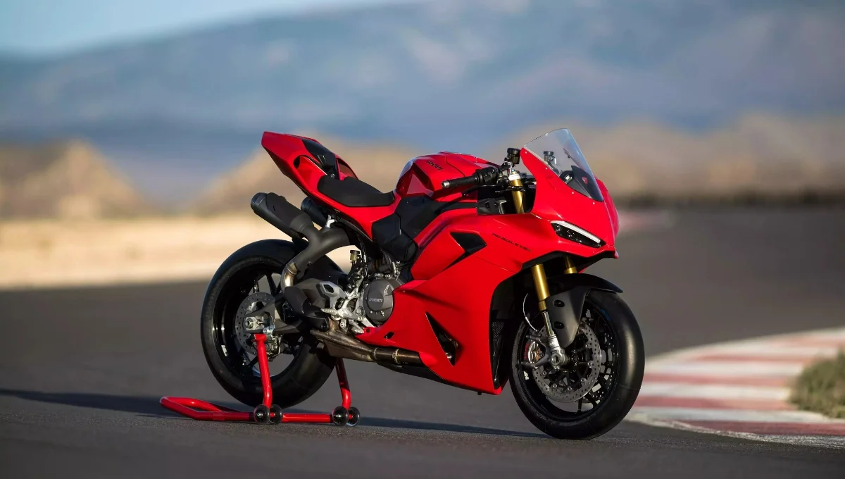 अपने बाहुबली इंजन और जानदार परफॉर्मेंस से दुनिया भर में मशहूर Ducati की नई बाइक जाने कीमत और ब्रांडेड फीचर्स